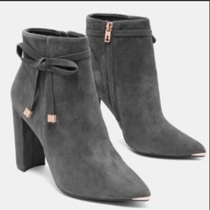 🌹 NWOT Ted Baker “Qatena” Gray and Rose gold booties
